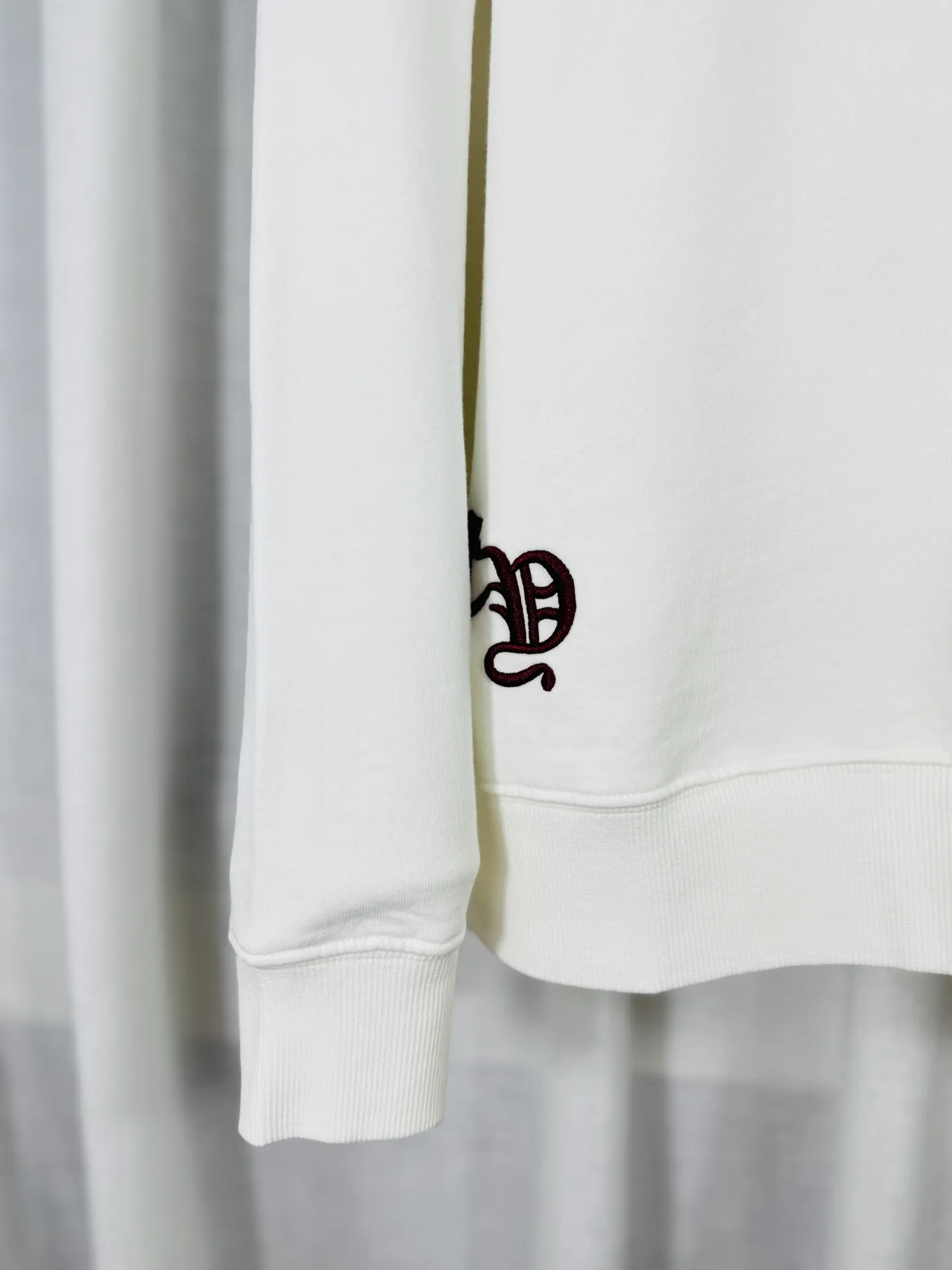 P260 top version, real shot without P, ​​different from market currency) 𝗖𝗵𝗿𝗼𝗺𝗲 𝗛𝗲𝗮𝗿𝘁𝘀/Croxin 2025 3D three-dimensional autumn and winter new original single counter American laser color printed patch embroidered couple casual sweatshirt 👑The highest version! Customized fabric 430g tripe terry fabric! Appliqué embroidery hardware accessories, best-selling items at the counter, very comfortable to wear. Accessories: original molded and authenticated collar label ➕ 100% silk wash water label. Genuine purchase-grade original hangtag➕matching hanging rope➕3D hanging beads➕original packaging bag. Craftsmanship: The original version has consistent wiring! The highest version of the armhole matching technique! Color: White Black Size: S M L XL Style No.: 9305